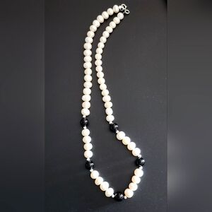 Elegant Black and White Pearl Necklace
